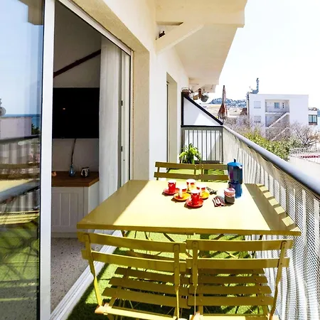 Apartment In Roses, 60 M From *