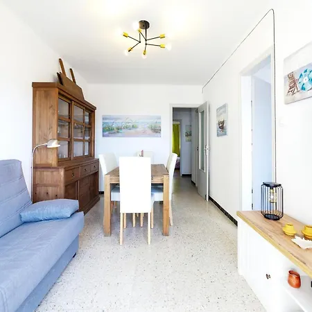 Apartment In Roses, 60 M From